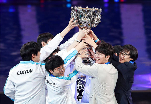 掼蛋为什么能取代高尔夫？浅谈其在精英圈层的社交与资源置换价值。（掼蛋取代高尔夫的背后：精英圈社交与资源置换的逻辑）