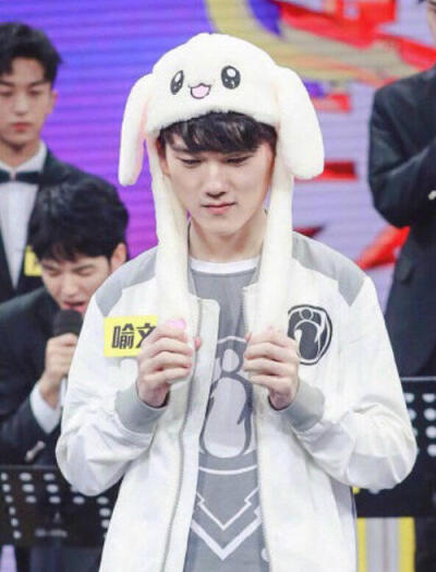 WBG分享基地内选手照片：开赛在即，全力以赴