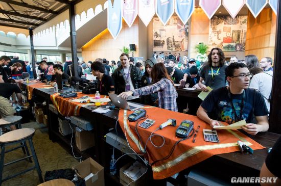 线上扑克机器人（Bot）：解析 AI 如何通过每秒万次的模拟横扫中低级别桌。（AI 扑克机器人：每秒万次模拟如何席卷中低级别牌桌）